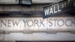 Un cartel de Wall Street fuera de la Bolsa de Nueva York en Nueva York, 28 de octubre de 2013.