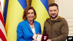 乌克兰总统泽连斯基在基辅向美国众院议长佩洛西颁发奖章（2022年4月30日） 