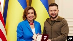 Спікерка Палати представників США Ненсі Пелосі та президент України Володимир Зеленський. Фото оприлюднене 1 травня 2022 року 