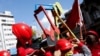 Trabajadores de la petrolera estatal PDVSA participan en las celebraciones del Primero de Mayo en Caracas, Venezuela, 1 de mayo de 2022.