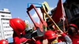 Trabajadores de la petrolera estatal PDVSA participan en las celebraciones del Primero de Mayo en Caracas, Venezuela, 1 de mayo de 2022. [REUTERS/Leonardo Fernandez Viloria]