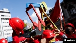 Trabajadores de la petrolera estatal PDVSA participan en las celebraciones del Primero de Mayo en Caracas, Venezuela, 1 de mayo de 2022.