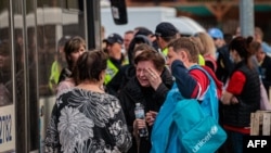 Orang-orang yang dievakuasi dari pabrik Azovstal Mariupol tiba dengan bus di Zaporizhzhia pada 3 Mei 2022. (Foto: AFP)