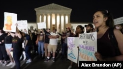 Protest ispred Vrhovnog suda u Vašingtonu posle objave da bi moglo da bude ukinuto pravo na abortus