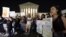 Protest ispred Vrhovnog suda u Washingtonu posluhe objave da bi moglo da bude ukinuto pravo na abortus.