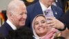 Seorang perempuan Muslim mengajak Presiden AS Joe Biden untuk swafoto pada perayaan Idul Fitri di Gedung Putih, 2 Mei 2022. 