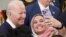 Seorang perempuan Muslim mengajak Presiden AS Joe Biden untuk swafoto pada perayaan Idul Fitri di Gedung Putih, 2 Mei 2022. 