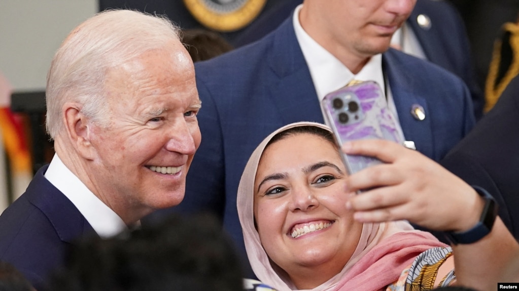 Ông Joe Biden mới nhận được một tin vui: Số dân Mỹ ủng hộ chính phủ ông tăng thêm 3 phần trăm trong tháng qua. Tin vui đó chưa đủ.