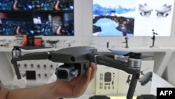 Дрон Mavic Pro 2 провідного китайського виробника DJI на виставці в Шанхаї (Photo by Hector RETAMAL / AFP) 