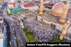 Umat Muslim mengikuti salat Idulfitri, menandai berakhirnya bulan suci Ramadhan, di Ambon, 2 Mei 2022. (Foto: Antara via Reuters)