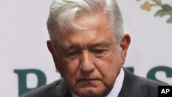 Presiden Meksiko Andres Manuel Lopez Obrador pada hari Rabu (11/5) membela salah satu sekutu dan calon penerusnya, Wali Kota Mexico City Claudia Sheinbaum, yang menghadapi penyelidikan semakin ketat atas kecelakaan metro. (Foto: AP/Marco Ugarte)