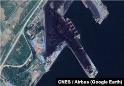대북제재가 본격화하기 이전인 2017년 촬영된 라진항 러시아 전용 부두의 모습. 석탄이 가득하고 선박의 입항한 모습이 확인된다. 자료=CNES Airbus / Google Earth