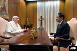 资料照片：梵蒂冈公布的照片显示教宗方济各2022年5月4日在梵蒂冈以不公开的方式接见日本首相岸田文雄。
