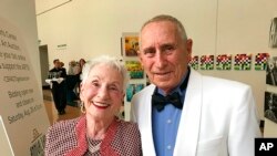 En esta fotografía sin fecha proporcionada por el Jewish National Fund-USA, el doctor Morton Mower y su esposa, Toby, posan para una fotografía. 