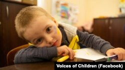 Арт-терапія для дітей із травмою війни у міжнародній реабілітаційній клініці Козявкіна у Трускавці. Facebook @"Голоси дітей"
