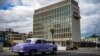 Stari automobil američke proizvodnje prolazi pored zgrade Ambasade SAD u Havani, Kuba, 3. maja 2022.
