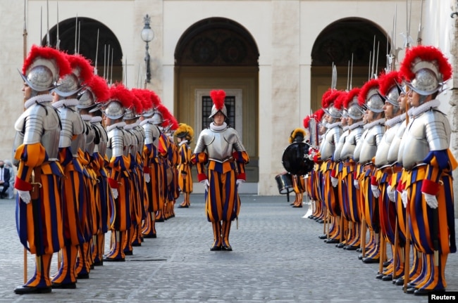Swiss Guards attend their swearing-in ceremony at the Vatican, May 6, 2021. (REUTERS/Remo Casilli)
