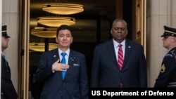 로이드 오스틴 미국 국방장관(오른쪽)과 기시 노부오 일본 방위상이 지난 4일 미 국방부 청사에서 회담했다.