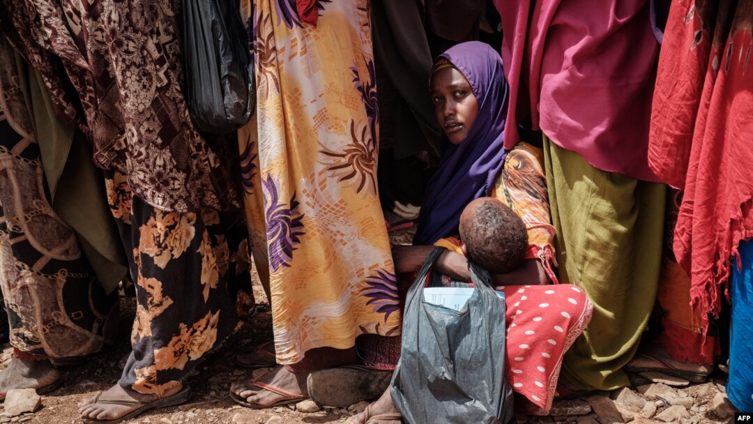 Umwe mu bavyeyi areze umwana muri Somaliya