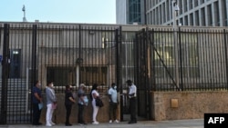 쿠바 아바나 주재 미국 대사관에서 비자 발급 업무를 재개한 3일 민원인들이 줄지어 차례를 기다리고 있다. 