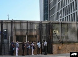 쿠바 아바나 주재 미국 대사관에서 비자 발급 업무를 재개한 3일 민원인들이 줄지어 차례를 기다리고 있다.