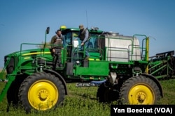 Los agricultores ucranianos temen que sus campos de cultivo sufran nuevos ataques de Rusia antes del fin de la cosecha en Zaporizhzhya, Ucrania. Foto Yan Boechat/VOA.