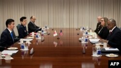 로이드 오스틴 미국 국방장관과 하마다 야스카즈 일본 신임 방위상이 14일 워싱턴에서 회담했다. 