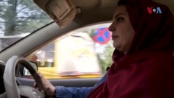 په هرات کې ښځې موټر چلوي خو وایي د طالبانو واکمنۍ کې ورته لایسنس اخیستل ستونځمن شوي