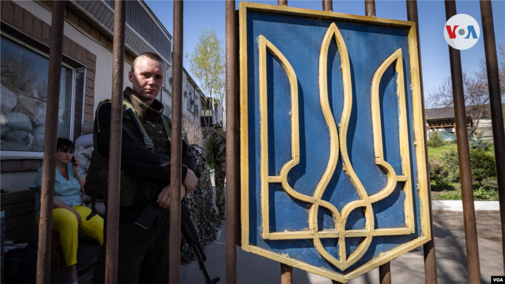 Un soldado ucraniano hace guardia en la puerta del hospital militar en Zaporiyia.