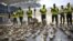 ARCHIVO - Agentes de la Guardia Nacional venezolana muestran cocos rotos que contenían cocaína en Caracas, jueves 13 de noviembre de 2008. 