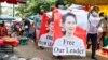 ینگون میں آنگ ساں سوچی کی رہائی کے لیے ایک مظاہرے کے شرکاء ان کی تصاویر پر مبنی بینر ز اٹھائے ہوئے ہیں۔ 8 اپریل 2021