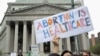 La gente protesta después de la filtración de un borrador de opinión mayoritaria, preparándose para que la mayoría de la corte revoque la histórica decisión sobre el derecho al aborto Roe v. Wade a finales de este año, en la ciudad de Nueva York, EEUU, el 3 de mayo, 2022.