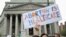 La gente protesta después de la filtración de un borrador de opinión mayoritaria, preparándose para que la mayoría de la corte revoque la histórica decisión sobre el derecho al aborto Roe v. Wade a finales de este año, en la ciudad de Nueva York, EEUU, el 3 de mayo, 2022.