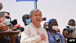 Katibu Mkuu wa Umoja wa Mataifa, Antonio Guterres (C) akizungumza kwenye kambi ya Ouallam nchini Niger. May 3, 2022.
