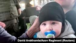 Евакуація цивільних з "Азовсталі", 1 травня 2022. Фото з відео полку "Азов", поширеного Давидом Арахамією.