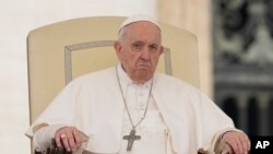 Papa Françesku gjatë audiencës së përjavshme në Sheshin e Shën Pjetrit, Vatikan (4 maj 2022). 