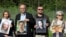 Акция в поддержку журналистов Беларуси с участием исп. директора организации "Репортеры без границ" Кристофа Делуара (2-й слева) в Литве, 27 мая 2021 г. (фото PETRAS MALUKAS / AFP)   