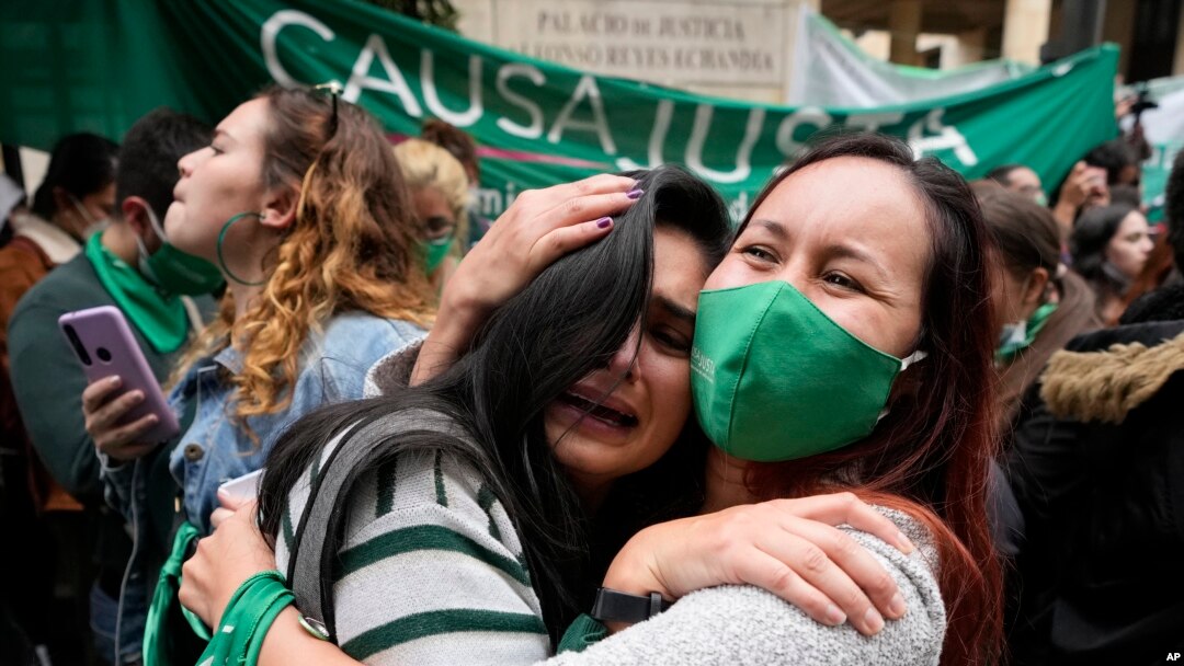 Sejumlah aktivis pendukung hak aborsi di Bogota, Kolombia, merayakan kegembiraan mereka setelah Mahkamah Konstitusi negara tersebut memutusukan untuk mendekriminalisasi praktik aborsi di Kolombia, pada 21 Februari 2022. (Foto: AP/Fernando Vergara)
