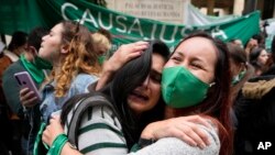 Sejumlah aktivis pendukung hak aborsi di Bogota, Kolombia, merayakan kegembiraan mereka setelah Mahkamah Konstitusi negara tersebut memutusukan untuk mendekriminalisasi praktik aborsi di Kolombia, pada 21 Februari 2022. (Foto: AP/Fernando Vergara)