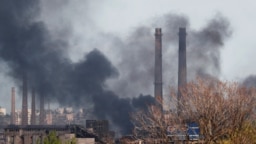 FOTO DE ARCHIVO: El humo se eleva sobre una planta de Azovstal Iron and Steel Works durante el conflicto entre Ucrania y Rusia en la ciudad portuaria sureña de Mariupol, Ucrania, el 2 de mayo de 2022. REUTERS/Alexander Ermochenko/Foto de archivo