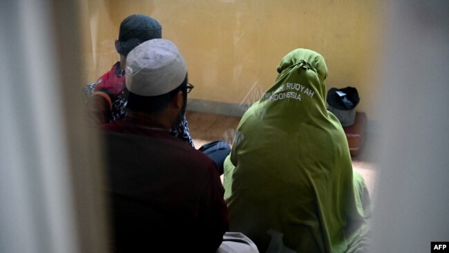 Seorang pemuka agama menjalankan ritual ruqyah terhadap dua orang dari komunitas LGBT di salah satu klinik di Jakarta, pada 26 November 2019. (Foto: AFP/Bay Ismoyo)