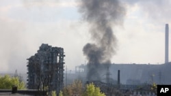 Una columna de humo sale de la planta siderúrgica Azovstal el miércoles 4 de mayo de 2022, en Mariúpol, en el este de Ucrania. (AP Foto/Alexei Alexandrov)