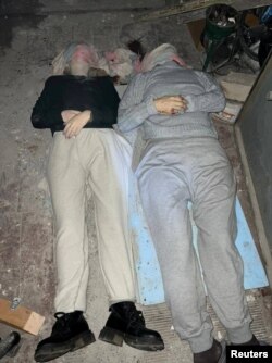 Тіла загиблих цивільних жінок на заводі "Азовсталь" після російських авіаурадів. Фото опубліковане полком "Азов" 3 травня 2022 (Reuters)