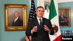El ministro de Relaciones Exteriores de México, Marcelo Ebrard, habla a los reporteros en Washington DC el 3 de mayo de 2022.