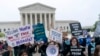 Para demonstran pro hak-hak aborsi melakukan aksi protes di luar Mahkamah Agung AS di Washington DC, untuk menentang rancangan keputusan MA yang dapat membatalkan aturan yang melegalkan aborsi secara nasional, Selasa (3/5). (Foto: AP)