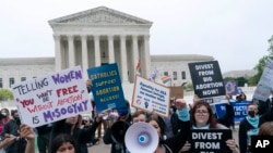 2022年5月3日，在一份泄密的文件显示美国最高法院的多数法官可能推翻堕胎权后，示威人群在最高法院外抗议。（美联社）