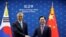 Ông Lưu Hiểu Minh (Liu Xiaoming), Đại diện đặc biệt của Chính phủ Trung Quốc về các vấn đề trên Bán đảo Triều Tiên, và người đồng cấp Hàn Quốc, Noh Kyu-duk, tại Seoul, ngày 3/5/2022.
