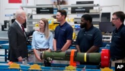 Presiden AS Joe Biden berbicara dengan sejumlah pekerja di fasilitas Lockheed Martin Pike County yang membuat rudal antitank Javelin di Troy, Alabama, pada 3 Mei 2022. (Foto: AP/Evan Vucci)