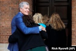 Steve Johnson, saudara korban pembunuhan AS Scott Johnson, saat tiba di Mahkamah Agung di Sydney, Senin, 2 Mei 2022. (Foto: AP)