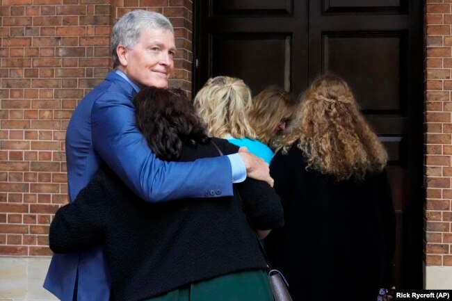 Steve Johnson, saudara korban pembunuhan AS Scott Johnson, saat tiba di Mahkamah Agung di Sydney, Senin, 2 Mei 2022. (Foto: AP)